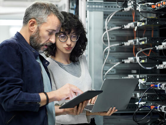 在学中に社会人学生として実際の実務経験を積む。